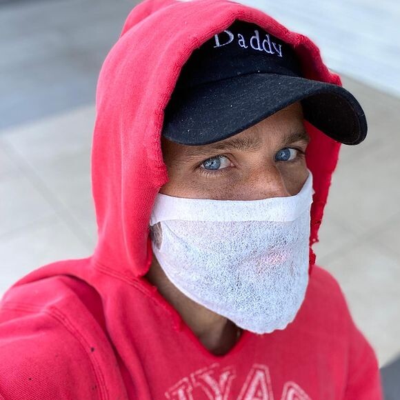 Bruno Gagliasso entrou na brincadeira dos fleets do Twitter e postou foto nu