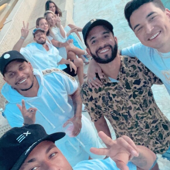 Neymar e Bruna Biancardi surgiram em foto postada pelo jogador ao lado de amigos dele e da ex Carol Dantas