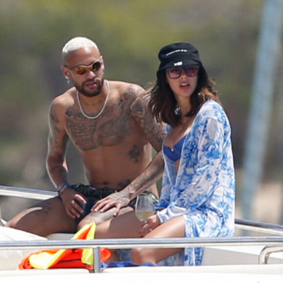 Neymar e Bruna Biancardi surgiram em foto postada pelo jogador em seu Instagram