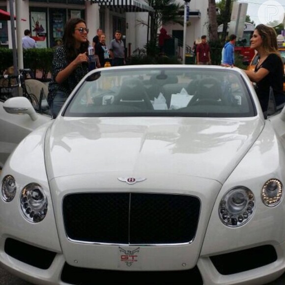 Bruna Marquezine e Ingrid Guimarães andam com um bentley GTC conversível pelas ruas de Miami, nos EUA