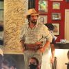 Renato Góes grava cenas de 'Pantanal' na parte interna do restaurante no Rio de Janeiro