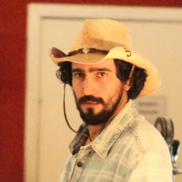 Renato Góes surge de chapéu e botas para gravar cena de 'Pantanal'