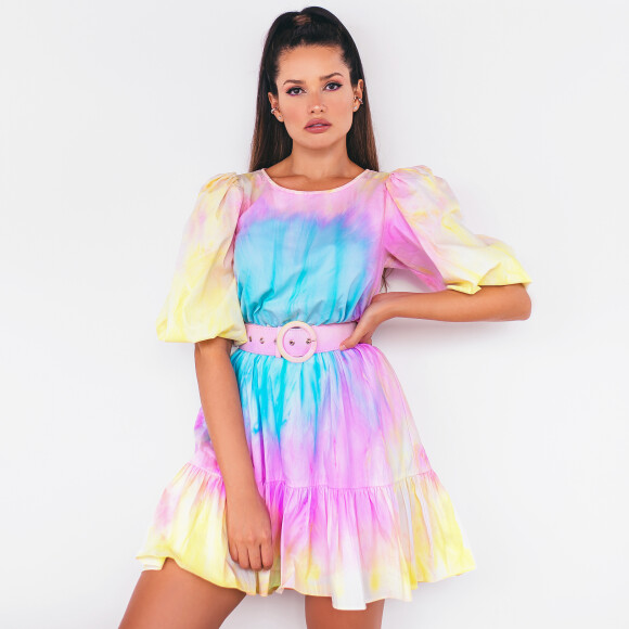 A nova casa de Juliette tem uma piscina em formato de ilha