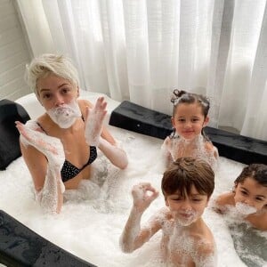 Agatha Moreira e Rodrigo Simas têm uma banheira tão grande que é possível compartilhá-la com os sobrinhos