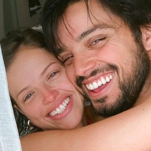 Agatha Moreira e Rodrigo Simas estão morando juntos em uma casa com paredes envidraçadas e até tecido pendurado