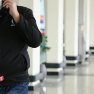 Após término, Gabi foi vista em aeroporto sem aliança