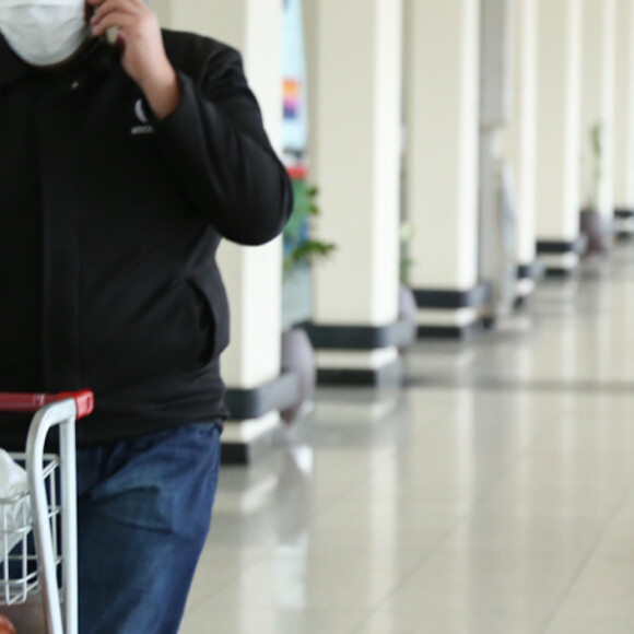 Após término, Gabi foi vista em aeroporto sem aliança