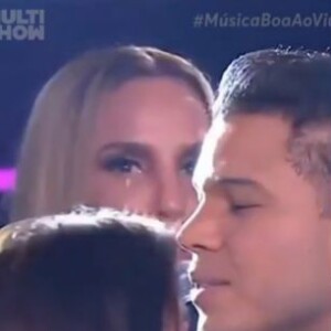 Gabi Martins ganhou beijo na testa e Tierry em show antes dos dois reatarem