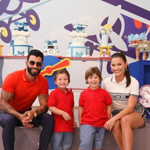 Andressa Suita e os filhos, Gabriel, de 4 anos e Samuel, de 3 ganharam declaração de Gusttavo Lima durante show nos EUA: 'Gabriel e Samuel, papai te ama. Andressa, eu também te amo'