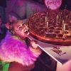 Miley Cyrus comemora 22 anos anos com pizza enorme: 'Meu aniversário'