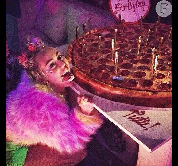 Miley Cyrus comemora 22 anos anos com pizza enorme: 'Meu aniversário'