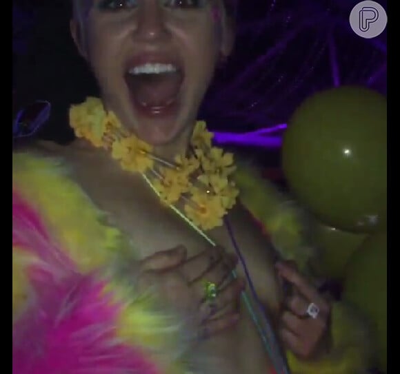 Miley Cyrus aparece sem blusa em vídeo de comemoração aos seus 22 anos