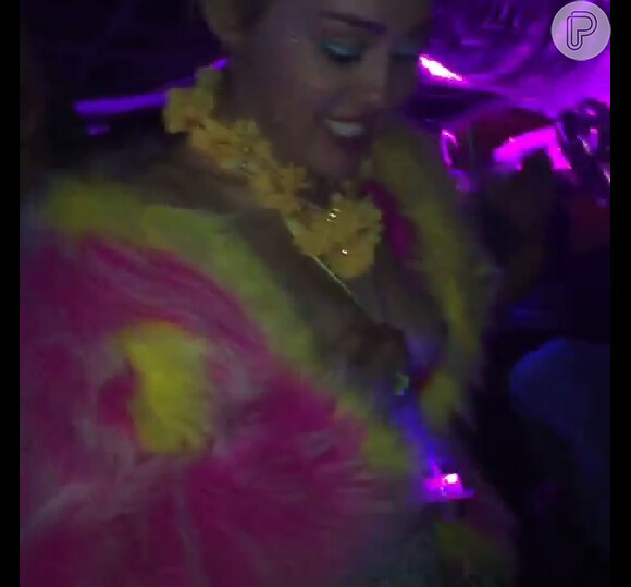 Miley Cyrus fica sem sutiã durante festa de aniversário de 22 anos, comemorado no domingo, 23 de novembro de 2014