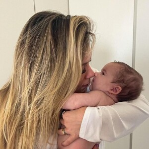 Virgínia postou foto abraçada a Maria Alice após desabafar sobre amamentação