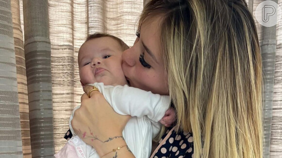 Virgínia Fonseca beija a filha, Maria Alice, e expressão da bebê a diverte: 'Me deixa, mamãe'