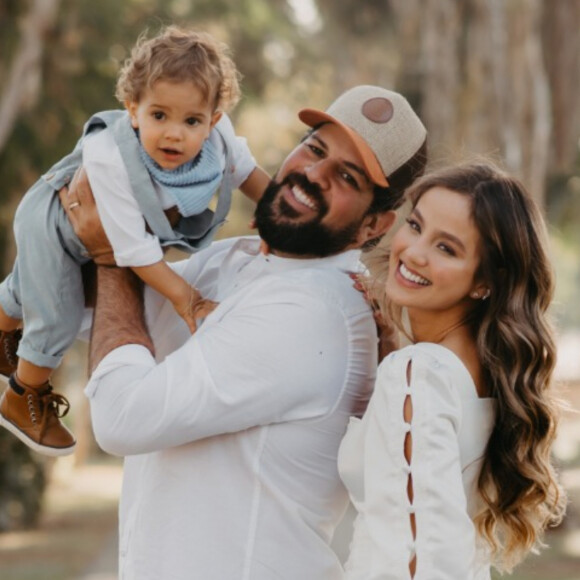 No Brasil enquanto Sorocaba faz turnê nos EUA, Biah Rodrigues exalta paternidade do cantor