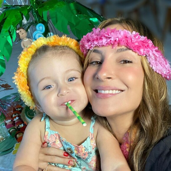Filha de Claudia Leitte, Bela chamou atenção por expressão: 'Felicidade'