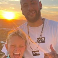 Neymar repete pose do filho e se junta a Carol Dantas em festa de aniversário de Davi Lucca