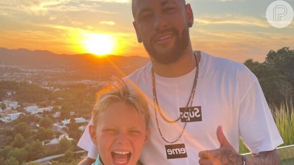 Neymar repetiu pose com o filho, Davi Lucca, ao comemorar os 10 anos do menino