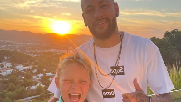 Neymar repete pose do filho e se junta a Carol Dantas em festa de aniversário de Davi Lucca