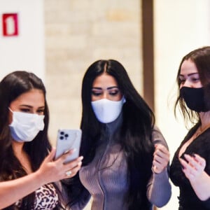 Simaria e Simaria foram tietadas por alguns fãs em shopping de SP