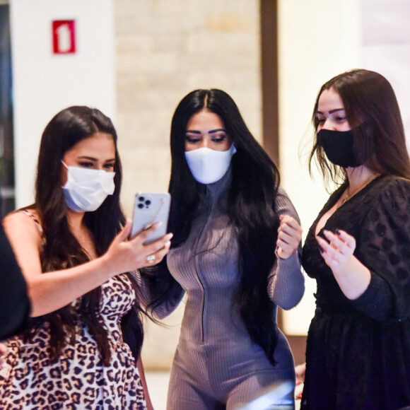 Simaria e Simaria foram tietadas por alguns fãs em shopping de SP
