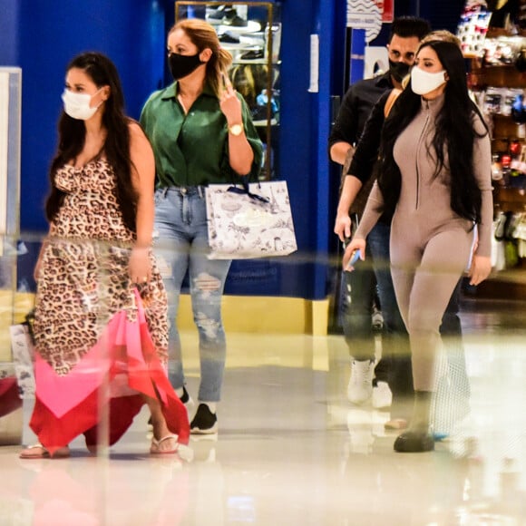 Simone, da dupla com Simaria, apostou em vestido animal print para passeio