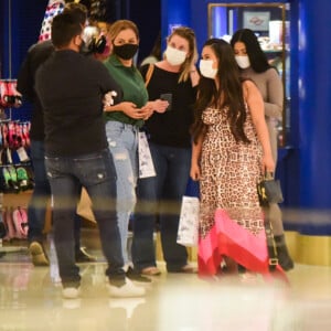 Simone e Simaria tiraram fotos com fãs durante passeio em shopping