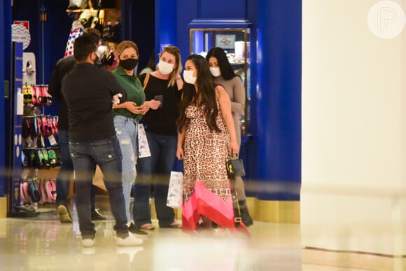 Simone e Simaria tiraram fotos com fãs durante passeio em shopping