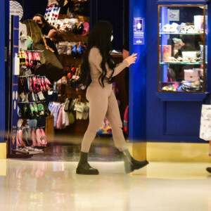Após a separação, Simaria foi ao shopping fazer compras com Simone