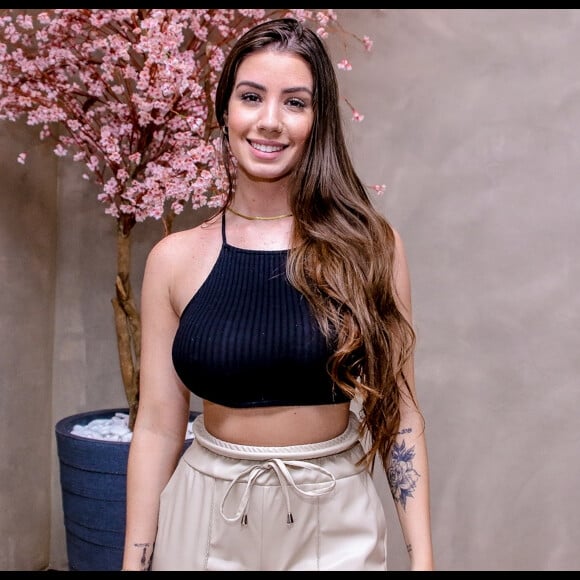 Maria Lina comemora após entrar em vestido que havia esquecido ter comprado com Whindersson Nunes: 'Estou amando'