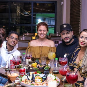 Maria Lina saiu com a irmã de Whindersson Nunes, Hagda Kerolayne e amigos para restaurante japonês em São Paulo