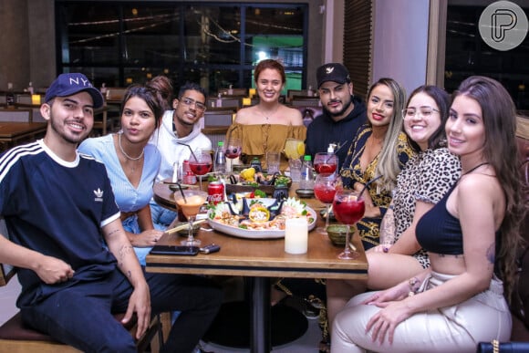 Maria Lina saiu com a irmã de Whindersson Nunes, Hagda Kerolayne e amigos para restaurante japonês em São Paulo
