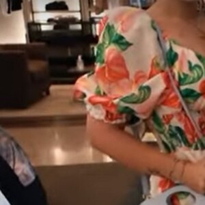 Virgínia Fonseca mostra bolsa que comprou em loja da Burberry