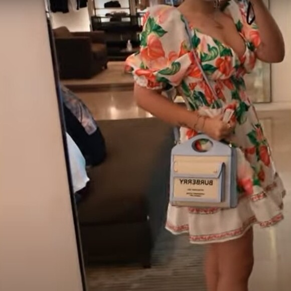 Virgínia Fonseca mostra bolsa que comprou em loja da Burberry