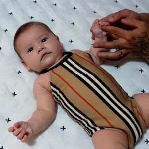 Filha de Zé Felipe e Virgínia, Maria Alice ganhou look da Burberry