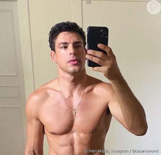 Cauã Reymond posta sequência de fotos sem camisa: 'Sem ar, com ar'