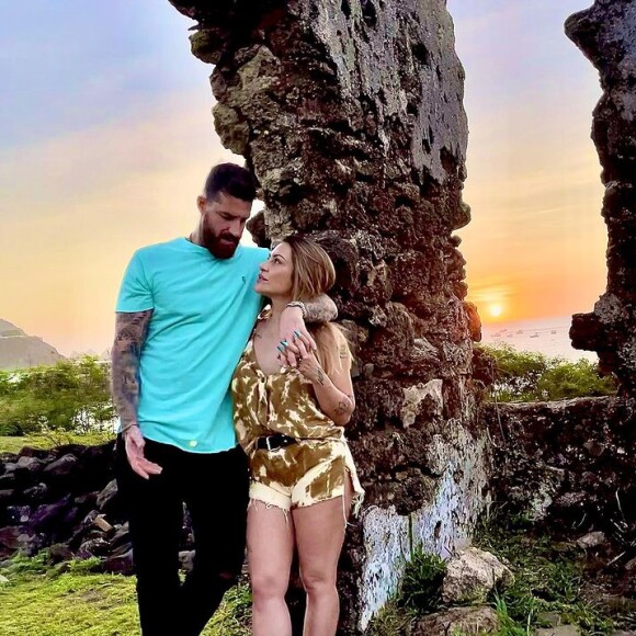 Cleo está em Fernando de Noronha em lua de mel com o marido, Leandro D'Lucca com quem casou em julho