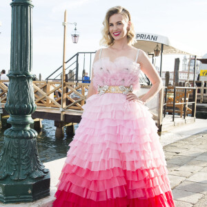 January Jones com vestido Dolce & Gabbana com babados e degradê