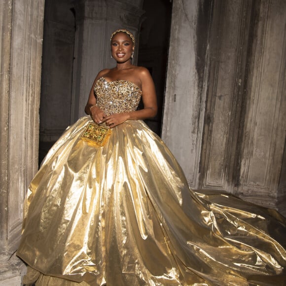 Jennifer Hudson surgiu poderosa em longo sem alças dourado