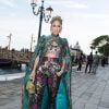 Jennifer Lopez escolheu conjunto floral com capa para desfile da Dolce & Gabbana