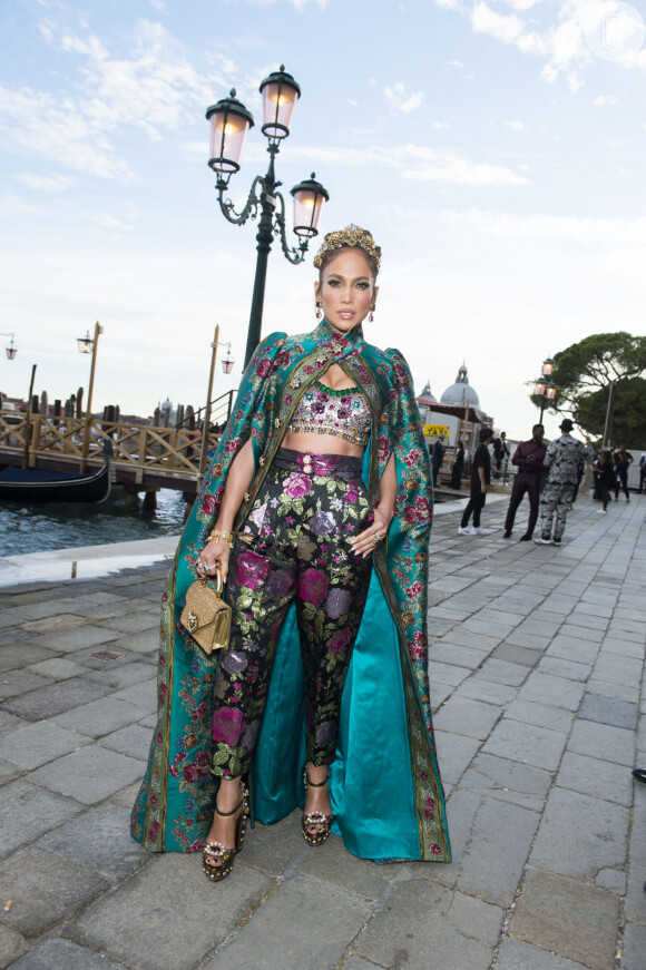 Jennifer Lopez escolheu conjunto floral com capa para desfile da Dolce & Gabbana