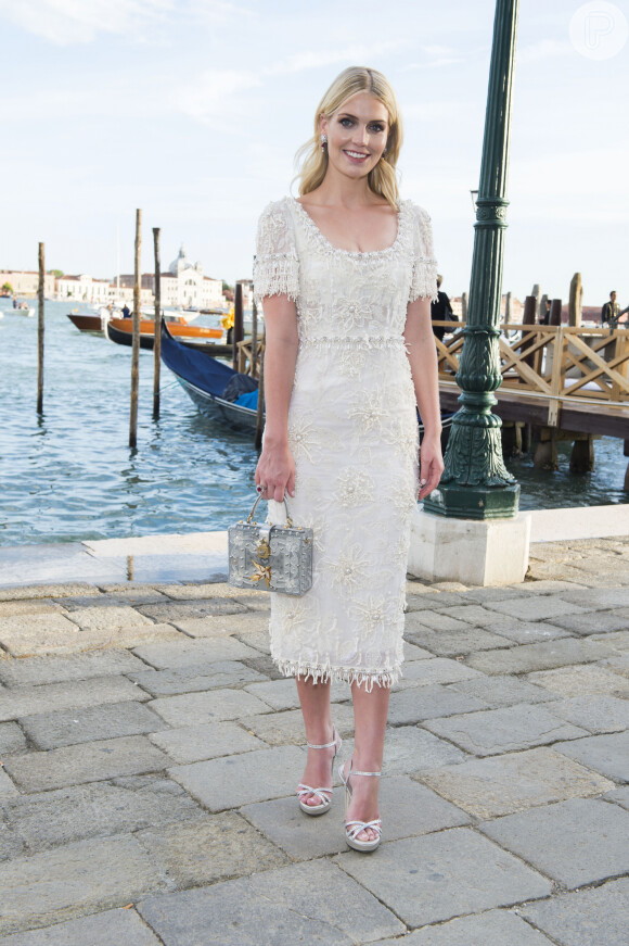 Kitty Spencer usa vestido midi ao participar do front row do desfile de Dolce & Gabbana em Veneza