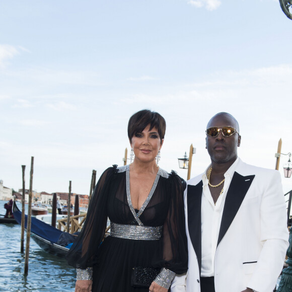 Kris Jenner e Corey Gramble usaram tons neutros clássicos, preto e branco