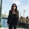 Monica Bellucci com look all black no desfile da Dolce & Gabbana