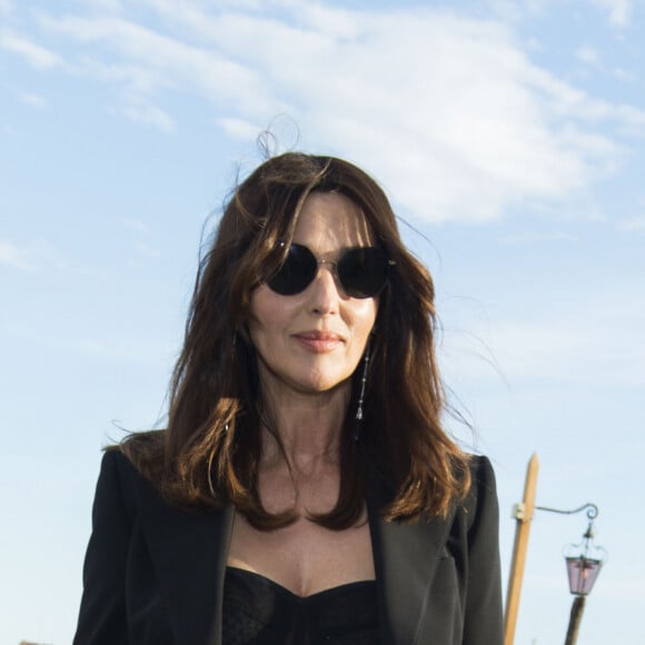 Monica Bellucci com look all black no desfile da Dolce & Gabbana