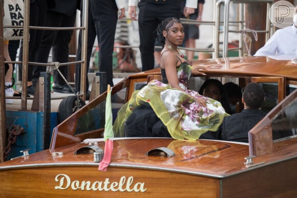 Normani usa vestido com volume ao desembarcar para desfile Dolce & Gabbana em Veneza
