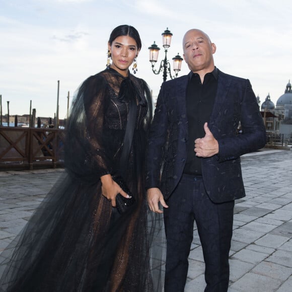 O ator Vin Diesel marcou presença na companhia da mulher, Paloma Jimenez