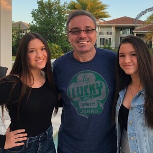 Marina e Sofia, de 17 anos, pediam o valor de US$ 20 mil (algo em torno de R$ 100 mil por mês)