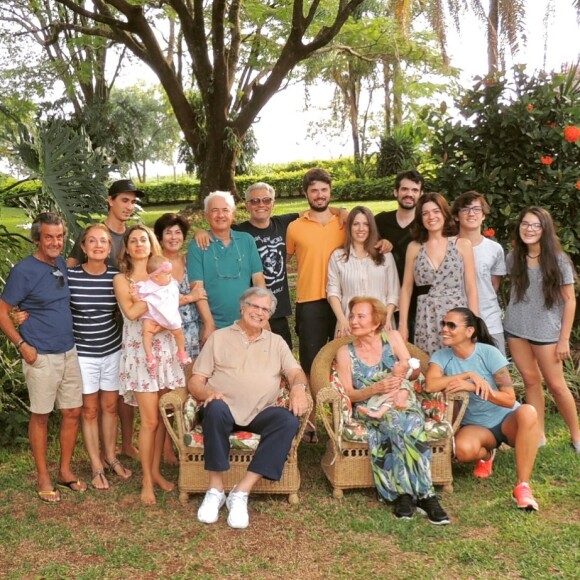 Glória Menezes e Tarcísio Meira surgiram em foto com a família em postagem de Mocita Fagundes